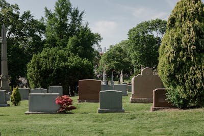 Monuments funéraires personnalisés : l'hommage unique avec gpg granit